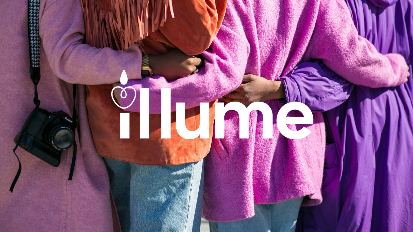 Logo bianco Il Lume su una fotografia di persone abbracciate
